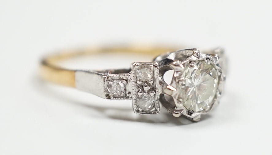 An 18ct and single stone diamond ring, with diamond set shoulders, size H, gross weight 2.6 grams